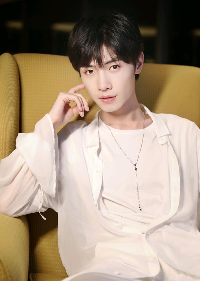 清风明月晓星尘!宋继扬是什么神仙男孩,穿豹纹都自带仙气儿呀