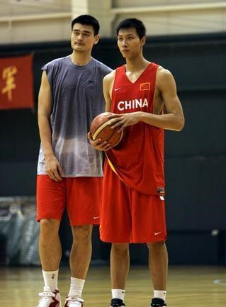 姚明和易建联的8次同框几乎贯穿了他们的职业生涯看完不要哭