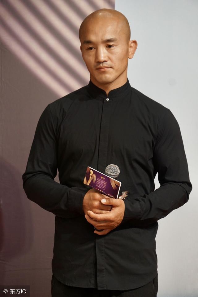 武僧一龙为音乐家舟舟发起爱心捐款,曾拍卖拳套18万捐给残疾人