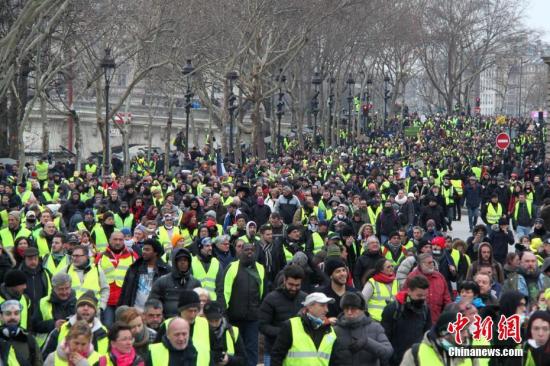 资料图：当地时间2019年1月5日，法国2019年首轮示威，巴黎数以千计民众走上街头，在市中心游行抗议。中新社记者 李洋 摄