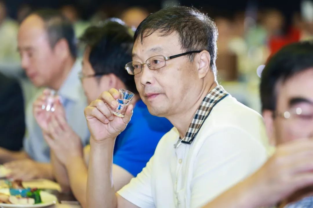 朵小金花"自然也齐齐亮相,将16家川酒代表性企业的经典产品带到了贵州