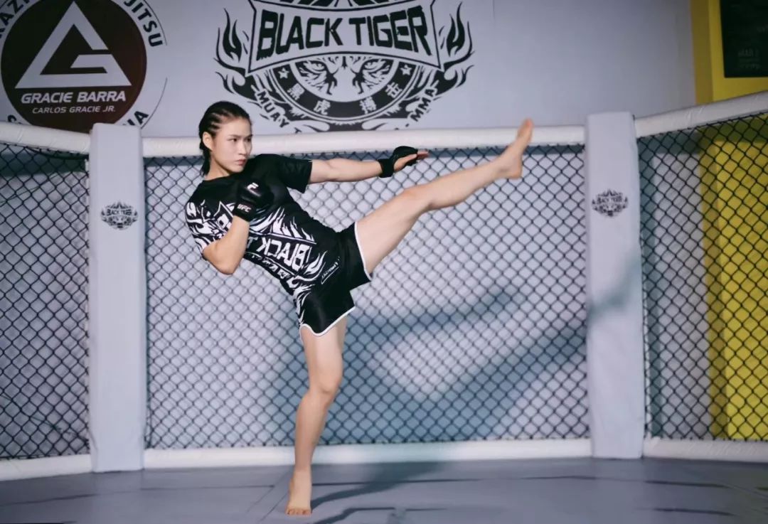 "亚洲第一人"格斗冠军张伟丽: 女孩不该被定义