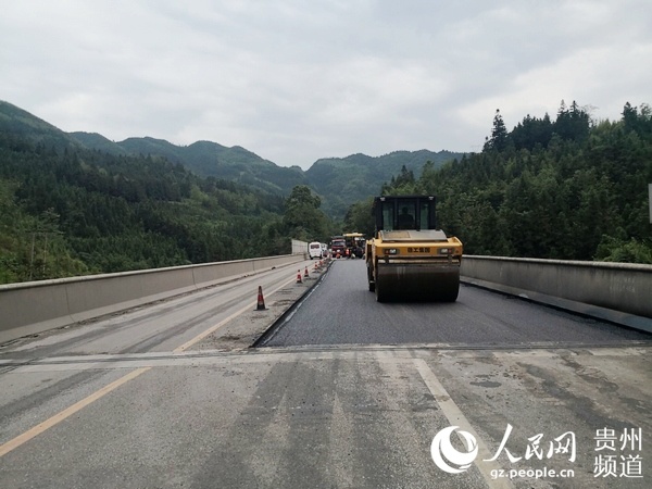 贵州省兴仁公路管理段对龙头箐大桥桥面病害进行修复迎大庆