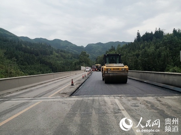 貴州省興仁公路管理段對(duì)龍頭箐大橋橋面病害進(jìn)行修復(fù)迎大慶
