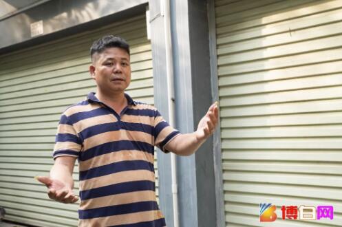 5岁男孩从天而降 这位“英雄哥”4秒赶到张开双臂 事后,王福财还原自己救人的动作。