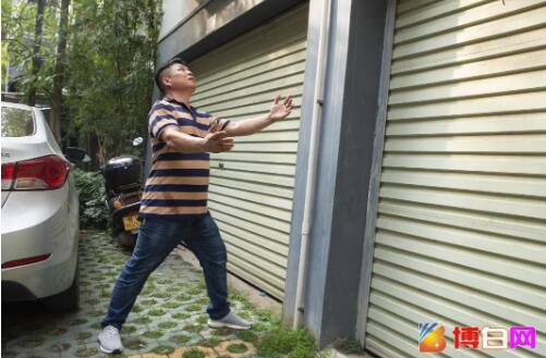 5岁男孩从天而降 这位“英雄哥”4秒赶到张开双臂 事后,王福财说,就是这样接住了小孩。