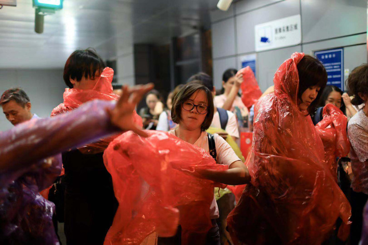 北京暴雨 地铁 9月9日晚,莲花桥地铁站,市民纷纷穿上雨衣,准备离开。