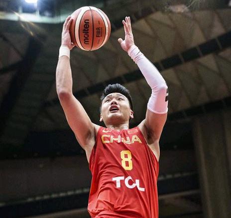 中国男篮赵睿返京身穿美国队服引争议球迷不干了你穿给谁看