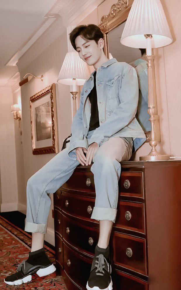 肖战才是真正的"男腿精"吧,别人挤不进的紧身裤,他穿成阔腿裤