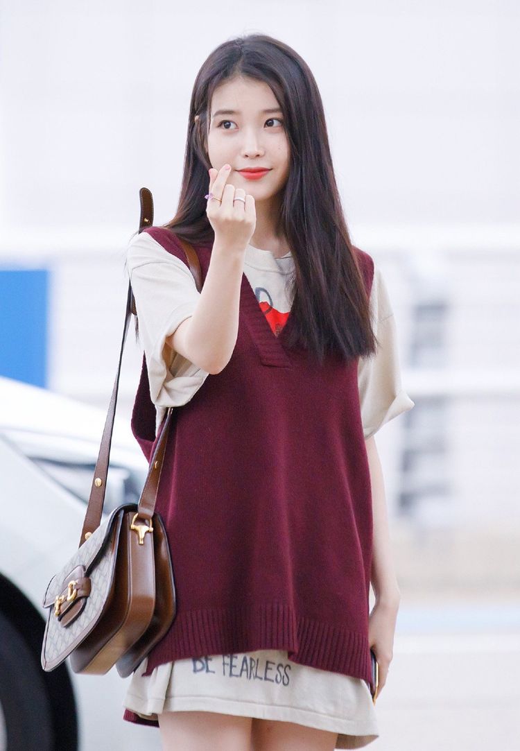 韩国小甜心iu,宽松t恤配背心穿成女学生,清纯可爱美翻了