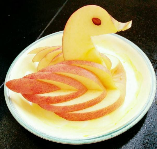 幼儿园作业用水果做手工,看到成品老师惊呆:这些家长都是人才!