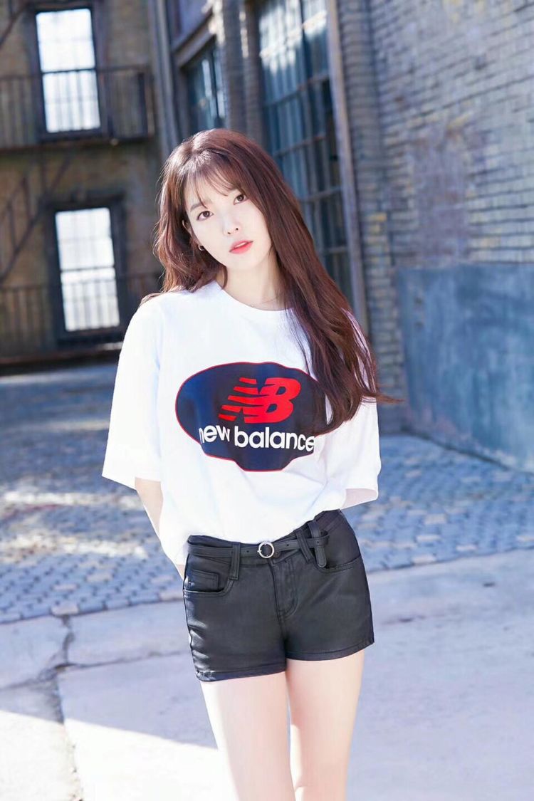 韩国小甜心iu,宽松t恤配背心穿成女学生,清纯可爱美翻了