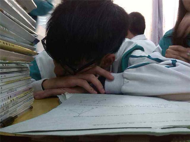 学生上课打瞌睡,班主任拍下图片质问家长,父亲的话让老师心痛