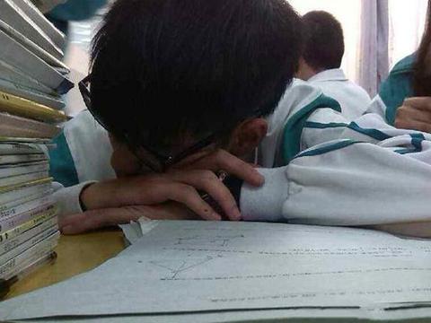 学生上课打瞌睡,班主任拍下图片质问家长,父亲的话让老师心痛|奶奶_新浪新闻