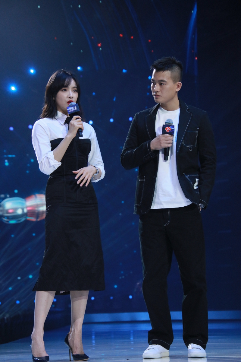 宋茜欧豪甜蜜亮相贾乃亮为戏减重20斤获赞很帅有军人气质