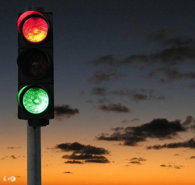 红灯亮起后越过了停止线,但停下了车,算不算闯红灯?
