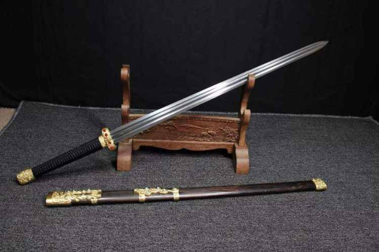 第三,秦军的剑锋利且长,他们在设计武器时经过了多次研究实验,最终