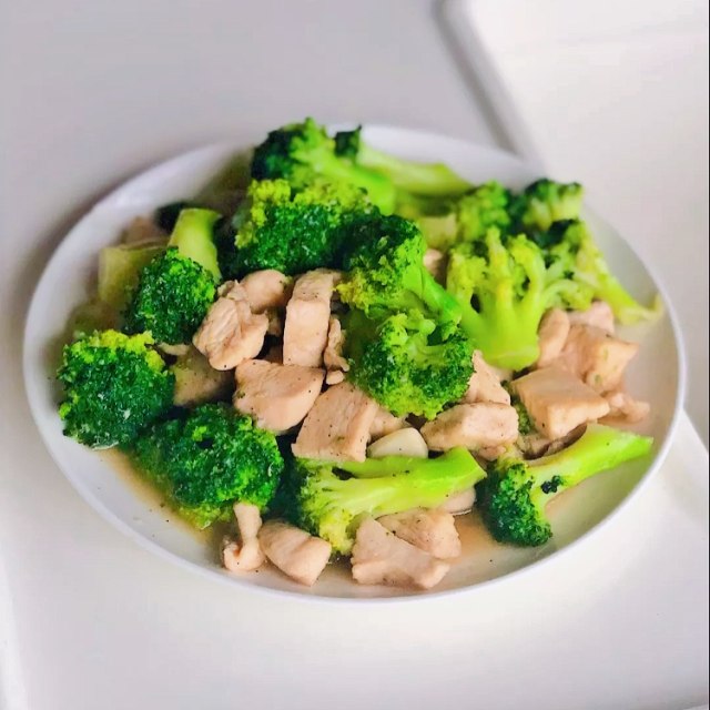 西兰花炒鸡胸肉,简单一做,营养补钙,上桌孩子超爱吃