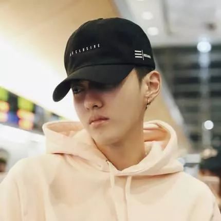 明星也玩压帽杀,张艺兴绅士,王俊凯眼神凌厉最具神秘感!