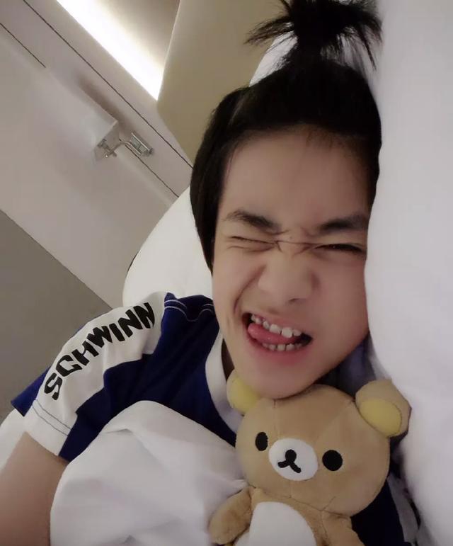 易烊千玺幼年跳舞照曝光,穿小蜜蜂服装,小表情小动作超萌可爱