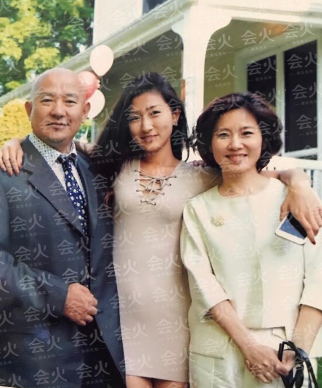 央视主持史小诺露面22岁女儿欧美范十足成网红两人同框似姐妹