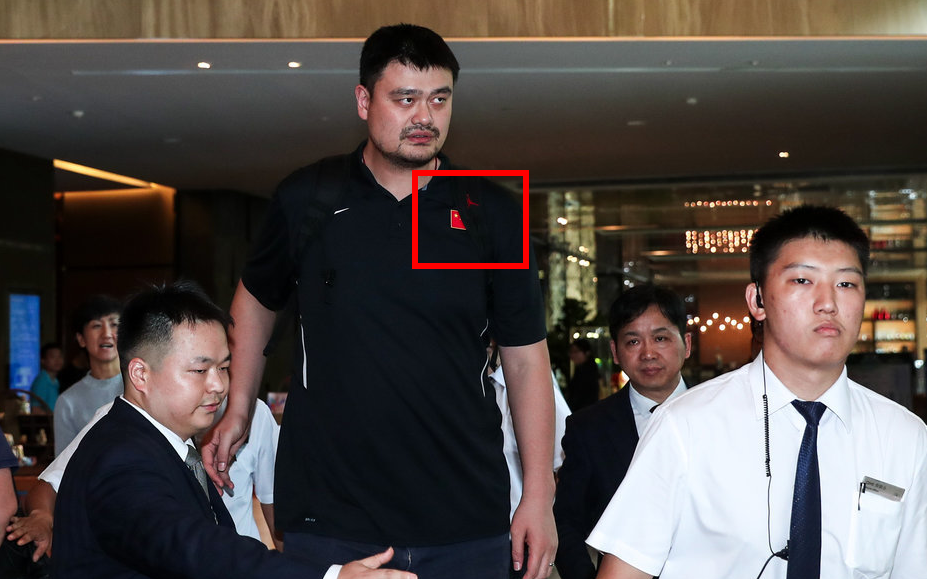 赵睿穿美国旗帽衫引争议,冷漠道歉被球迷狂怼"太敷衍"