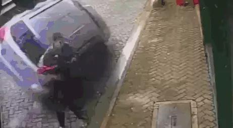 国外男子反应神速,多次救下危险路人,网友:比子弹还快休闲区蓝鸢梦想 - Www.slyday.coM 国外男子反应神速,多次救下危险路人,网友:比子弹还快休闲区蓝鸢梦想 - Www.slyday.coM