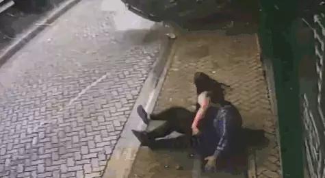 国外男子反应神速,多次救下危险路人,网友:比子弹还快休闲区蓝鸢梦想 - Www.slyday.coM 国外男子反应神速,多次救下危险路人,网友:比子弹还快休闲区蓝鸢梦想 - Www.slyday.coM