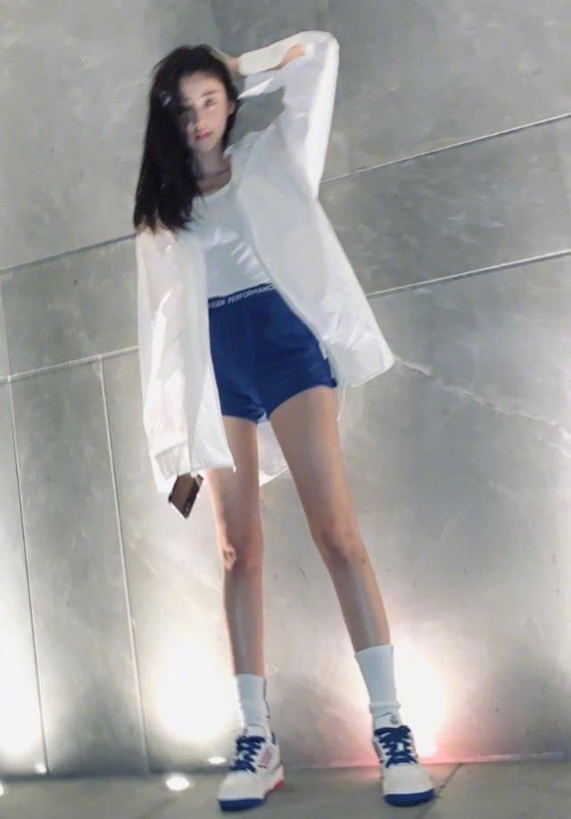 张天爱的自拍总是有点糊,不过的她造型还是很好看.