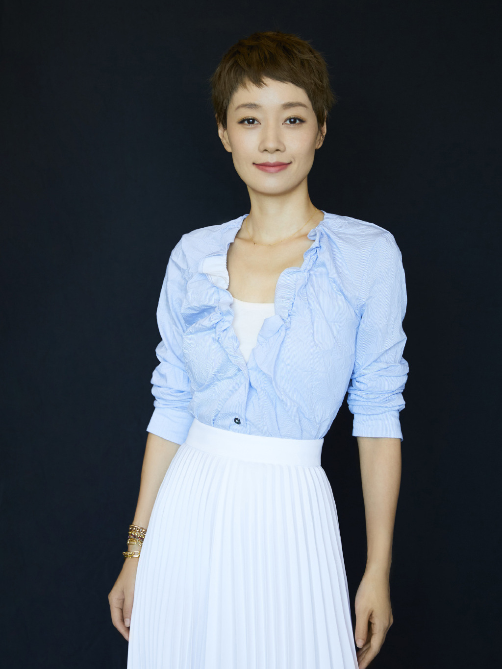 马伊琍换新造型美得高调,泡泡袖裙装配筒靴气质全开,离婚后更美