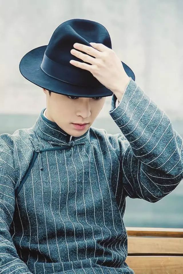 明星也玩压帽杀,张艺兴绅士,王俊凯眼神凌厉最具神秘感!