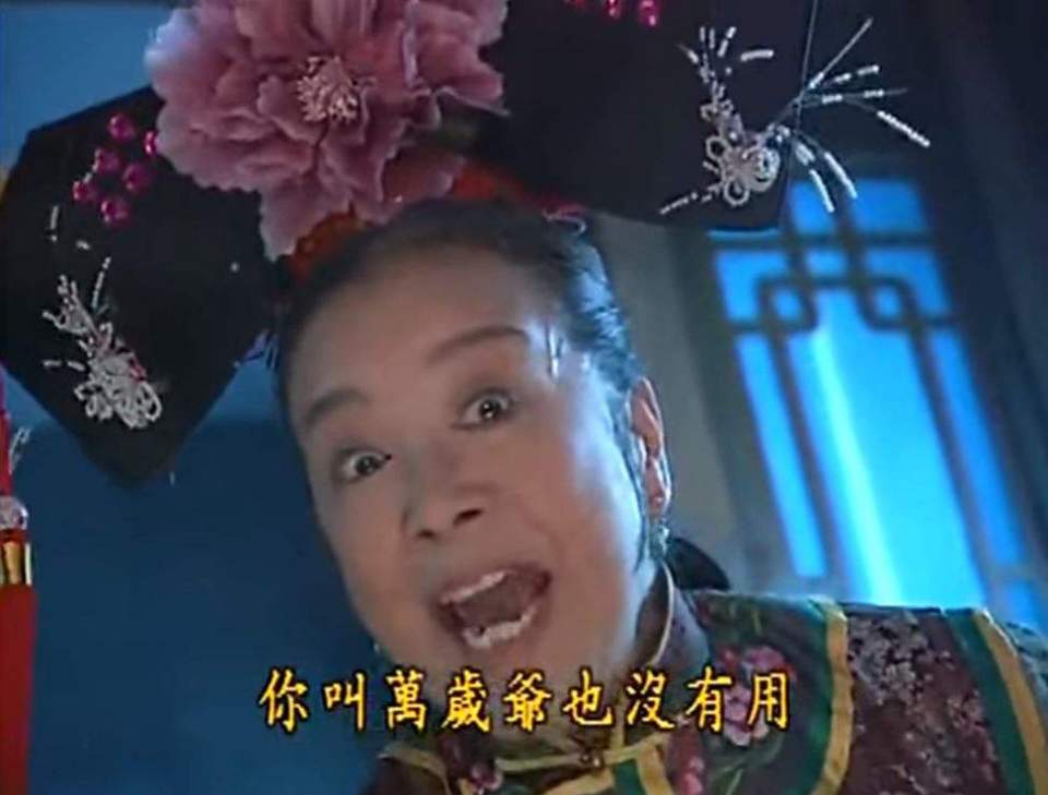 网友小区偶遇83岁容嬷嬷,遛弯唠嗑毫无架子,一举动被赞真艺术家
