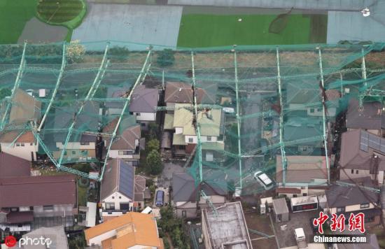 　　当地时间2019年9月9日，日本千叶县，第15号台风“法茜”登陆日本，带来强风暴雨，一高尔夫球练习场的围栏倒塌。 图片来源：ICphoto