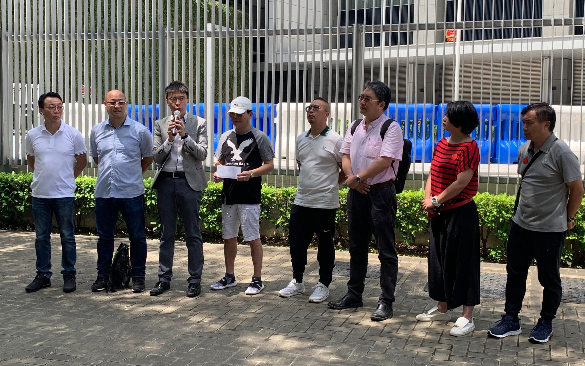 9月10日上午,多名旅游从业者在香港特区政府总部门口诵读请愿书。