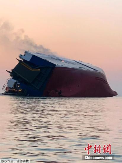 当地时间9月8日，美国佐治亚州圣西蒙斯湾一艘货轮倾覆。据美国海岸警卫队消息，船上共载有24人，包括23名船员和1名飞行员。