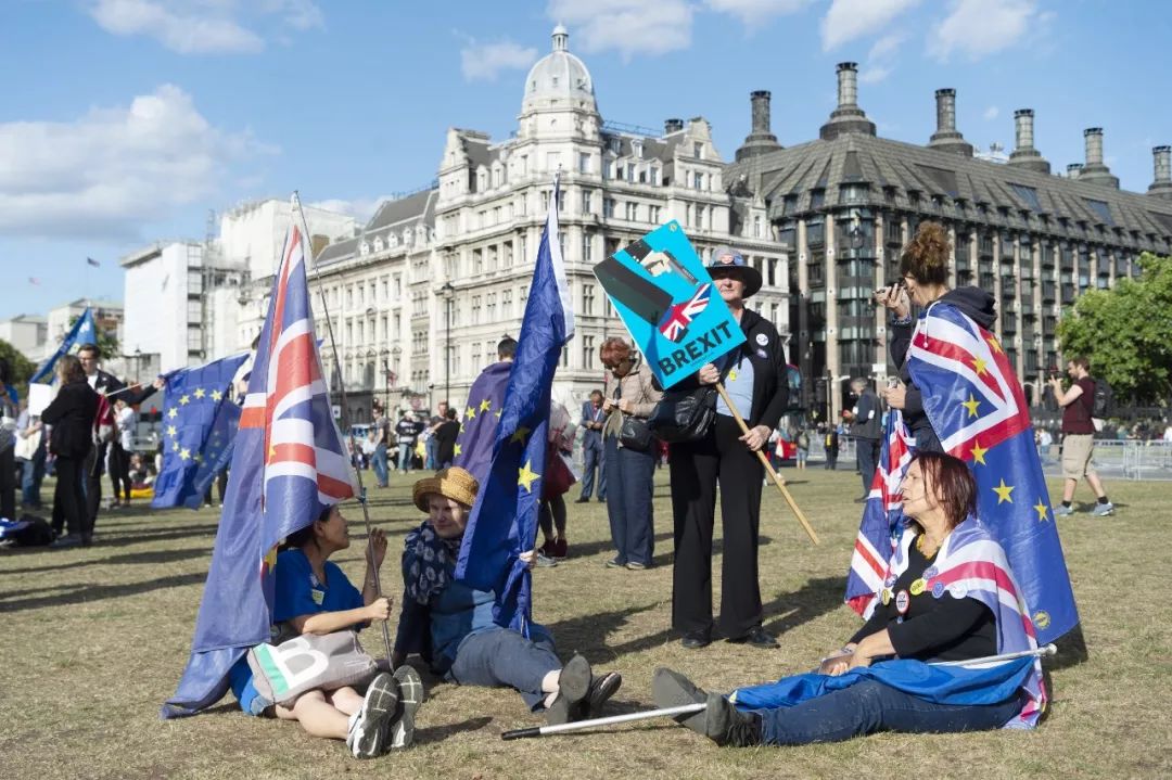 ▲9月4日，在英国伦敦，抗议者聚集在议会大厦外。（新华社）