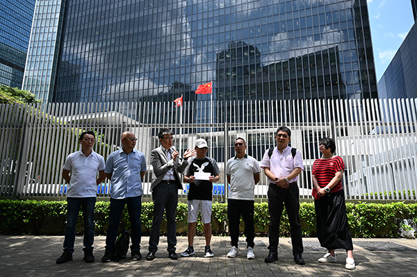 9月10日中午,慢驶游行至特区政府总部后,活动负责人崔定邦(左起第三位)和业界代表公开发声,呼吁社会尽快恢复平静,希望政府协同银行界对旅游业中小企业提供资金支持。