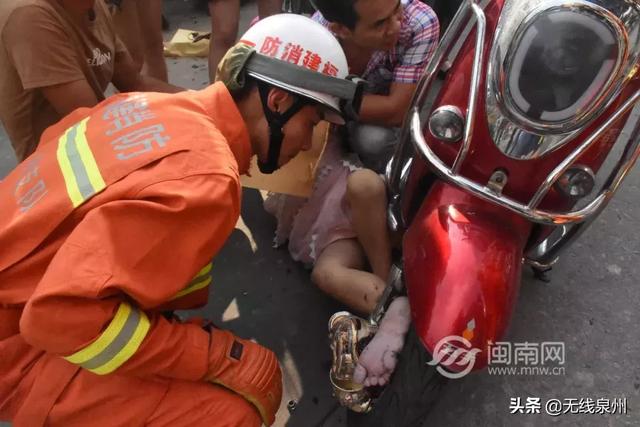 上学途中,晋江一9岁女孩脚卡进车轮!别再让小孩这样坐电动车了