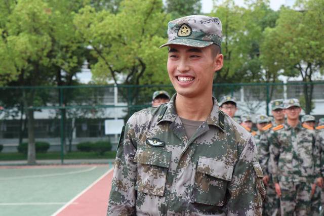 他现在是张教官再过十几天就是张同学了