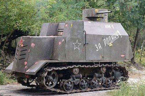 大致就是在原有农业拖拉机基础上,焊接上钢板或10-20mm厚的坦克装甲板