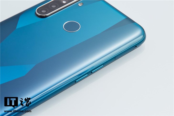 it之家开箱realmeq手机图赏越级四摄莹光钻蓝