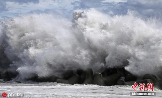 　当地时间9月8日，日本中部地区，台风“法茜”抵达静冈海岸后引发巨浪。图片来源：ICphoto