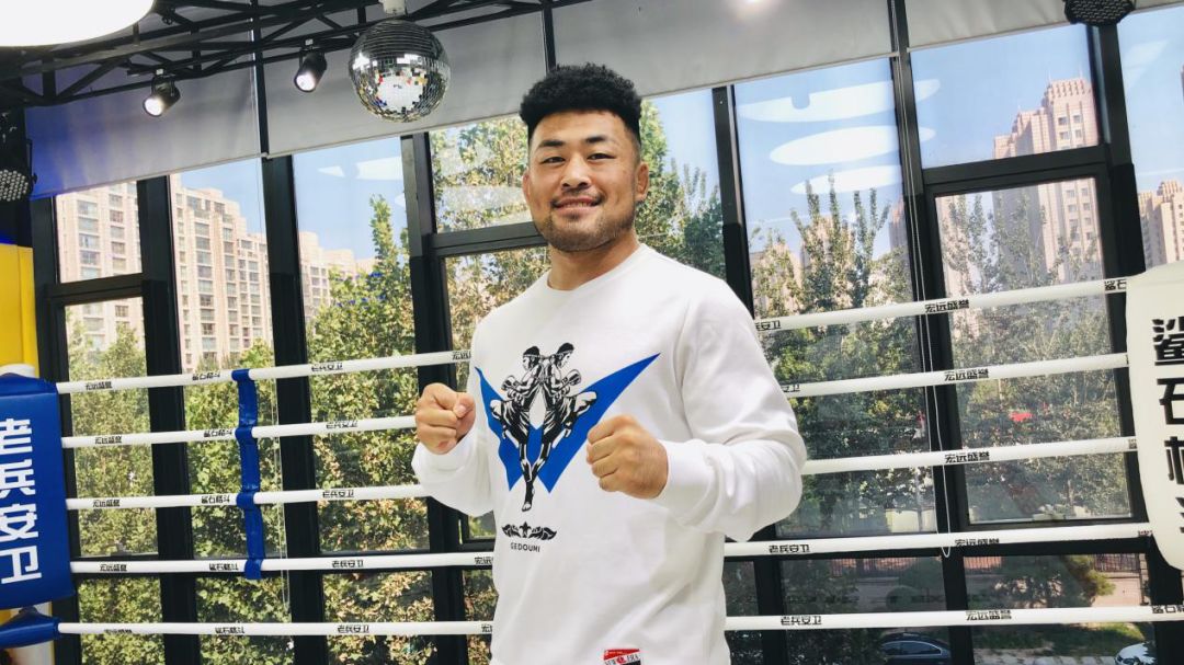 贺楠楠由鲨石格斗的巴西柔术黑带迪亚哥老师带课此次活动主题是柔术