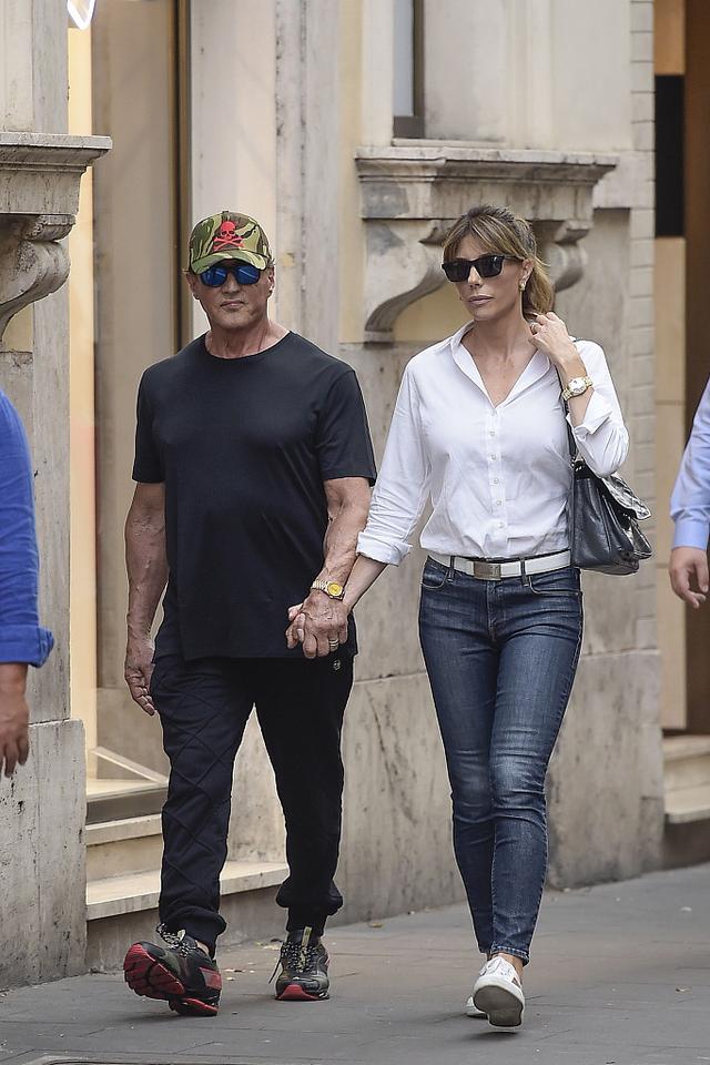 史泰龙带妻子女儿外出散步 与女儿嬉笑打闹一家人和和睦睦