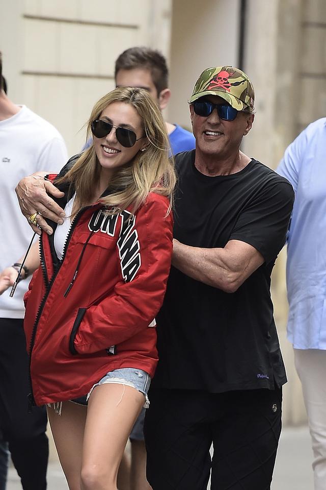 史泰龙带妻子女儿外出散步 与女儿嬉笑打闹一家人和和睦睦