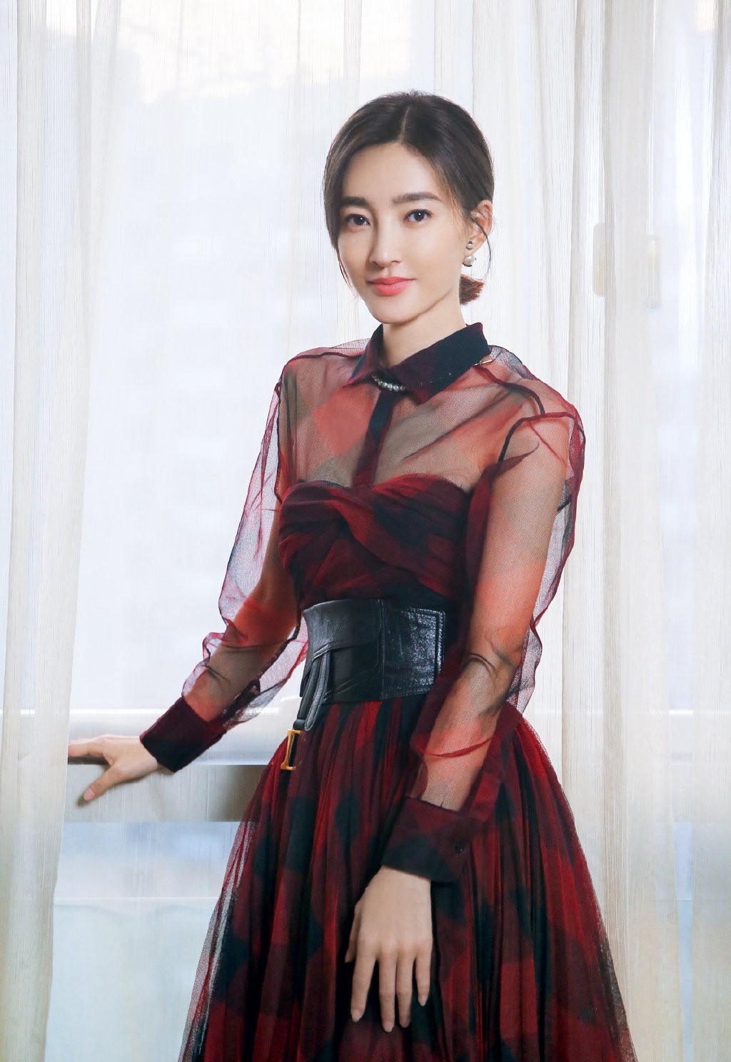 王丽坤出席活动,穿红色格纹轻纱裙配高跟鞋,优雅知性复古感十足