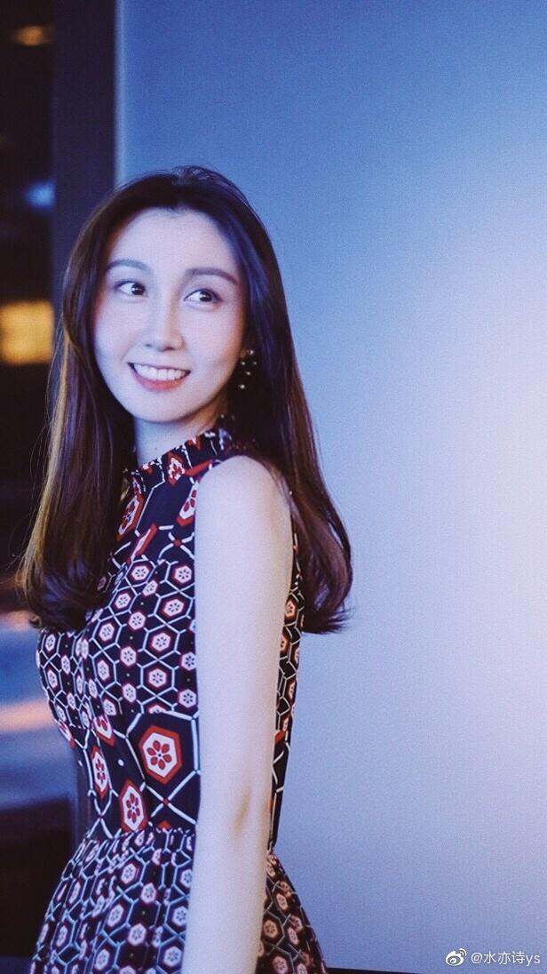 水均益女儿水亦诗近照曝光,身材高挑颜值出众,长得超像老爸