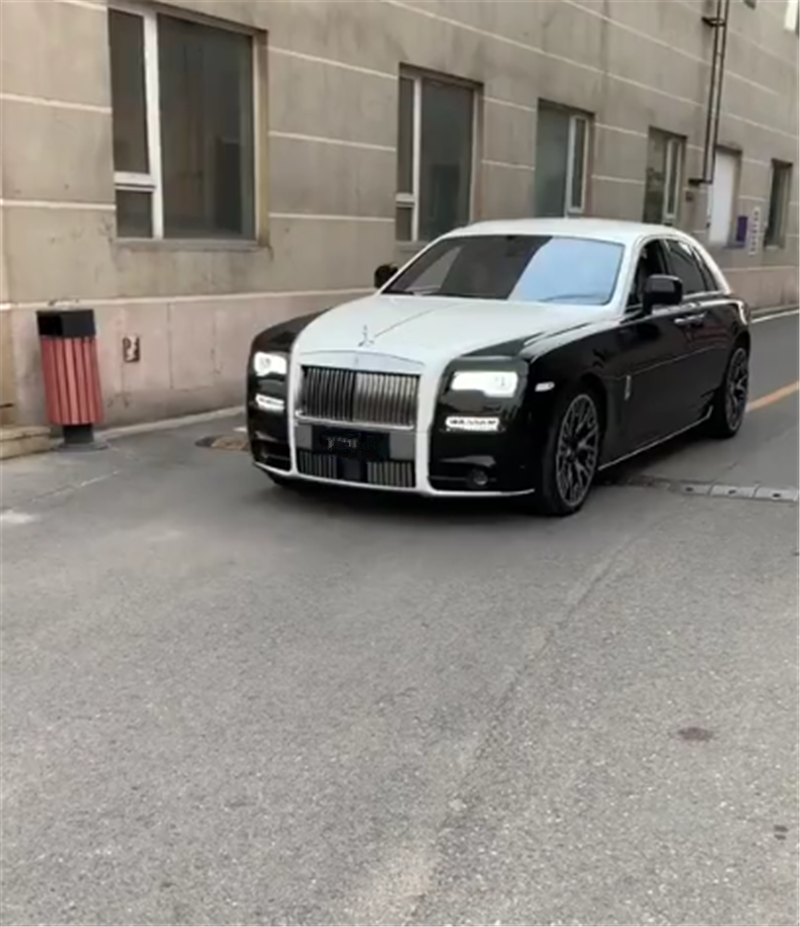 劳斯莱斯改"黑白"双色漆,车价680万,漆面值25万,车主70后