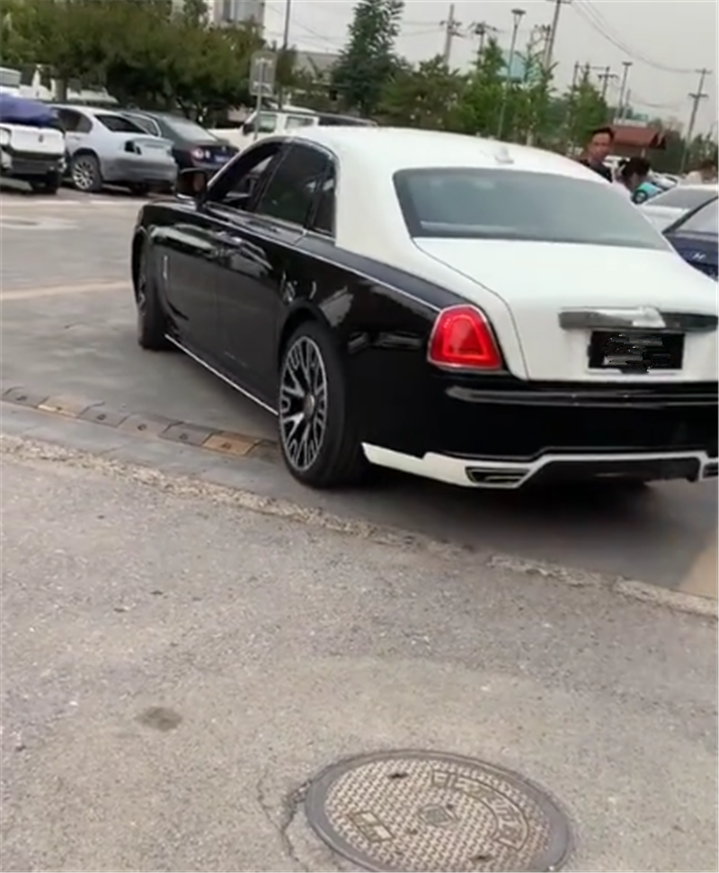 劳斯莱斯改"黑白"双色漆,车价680万,漆面值25万,车主70后