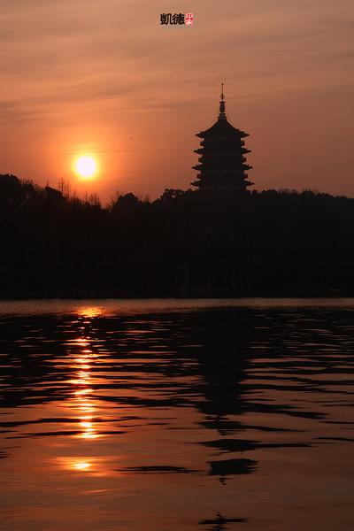 夏天的时候太阳在雷峰塔右边落下不同构图的雷峰塔经典的雷峰夕照夜色